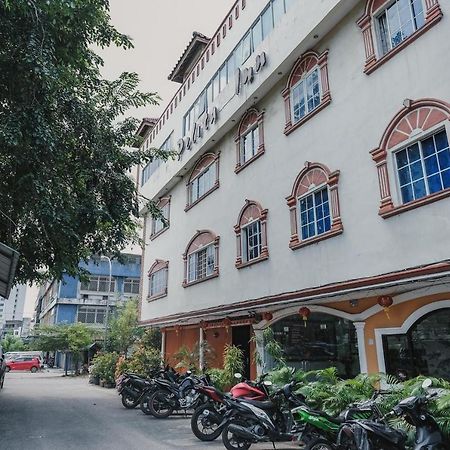 Reddoorz Near Nagoya Hill Mall Batam 5 Exterior photo